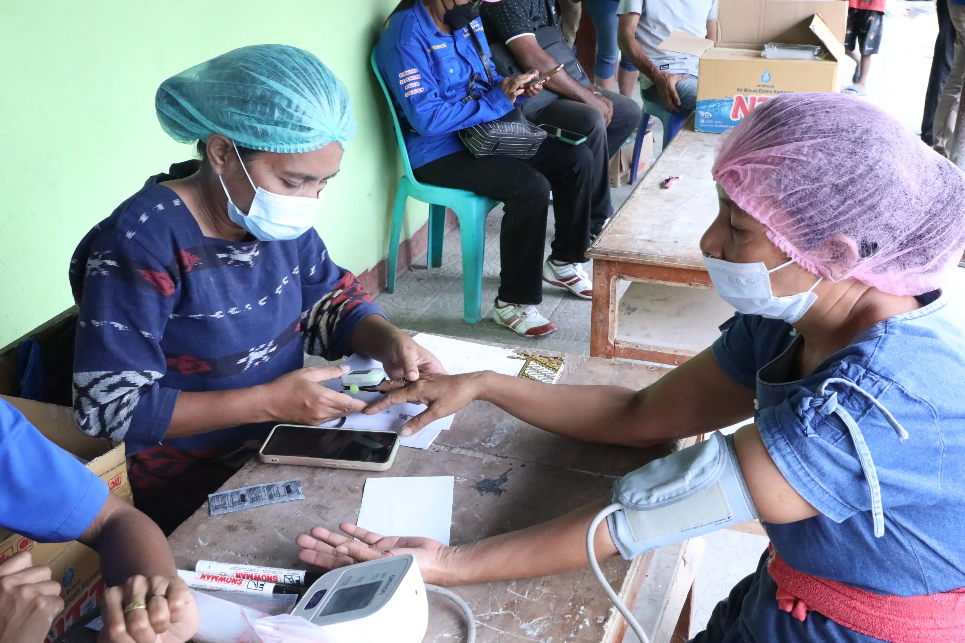 Sejumlah warga sedang memeriksa kesehatannya di posko kesehatan yang ada di pos pengungsian Desa Hikong, Kabupaten Sikka, Nusa Tenggara Timur pada Kamis (7/11),